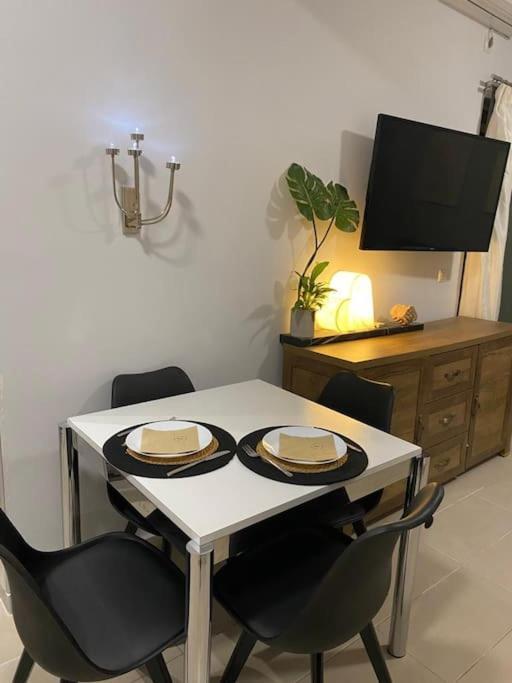 Studio In The Center, 2 Mins From The Beach Loutraki  Exterior photo